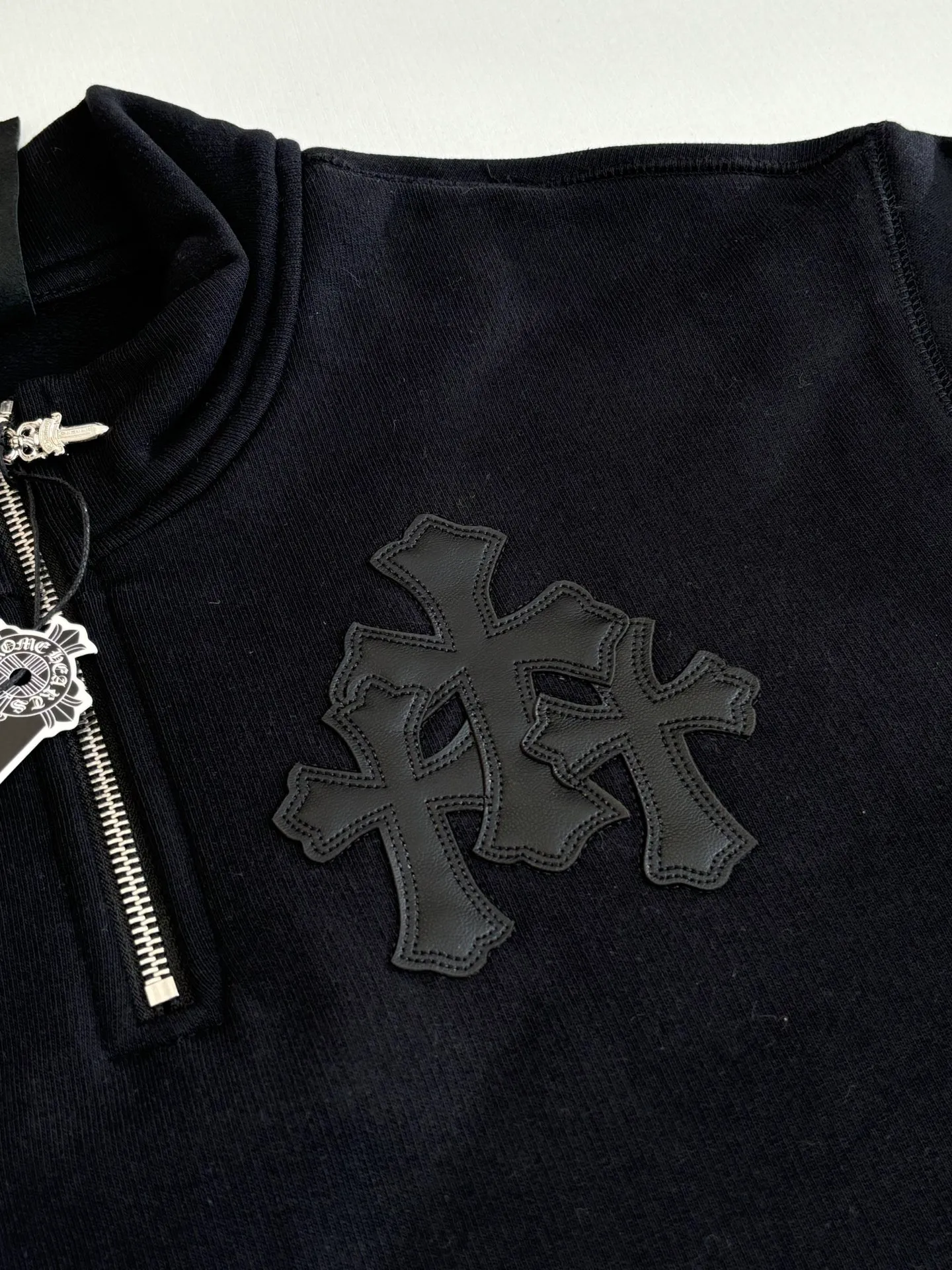 P406 Chrome Heart*/Chrome Heart FW25 leather cross half-zip sweatshirt Made of high-weight pure cotton terry fabric, pre-shrunk to ensure wearing stability, three-dimensional leather cross label, half-zip collar with dagger-shaped zipper puller, combined with curved hem tailoring and kangaroo pocket Size: S/M/L/XL